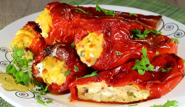 Пълнени чушки с яйца и сирене